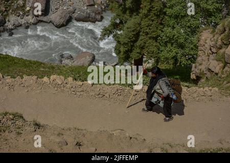 Dumail, India. 02nd luglio 2022. Un pellegrino indù indiano cammina verso il santuario di Amarnath, durante l'annuale pellegrinaggio indù vicino a Dumail, circa 128 chilometri a nord-est di Srinagar. Dopo un divario di due anni a causa della pandemia di coronavirus, un pellegrinaggio indù di 43 giorni è iniziato a Kashmir VALLry in mezzo a accordi di sicurezza senza precedenti. Il governo stima che un milione di indù provenienti da tutta l'India parteciperanno all'evento con nella regione restive. (Foto di Saqib Majeed/SOPA Images/Sipa USA) Credit: Sipa USA/Alamy Live News Foto Stock