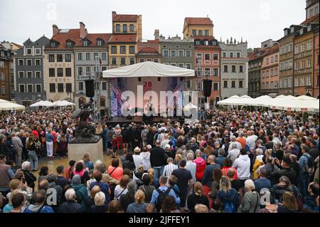 Varsavia, Polonia. 2nd luglio 2022. La gente ascolta un concerto il primo giorno del Festival Internazionale del Jazz 28th nella Piazza del mercato Vecchio di Varsavia, in Polonia, il 2 luglio 2022. Credit: Alexey Vitvitsky/Xinhua/Alamy Live News Foto Stock