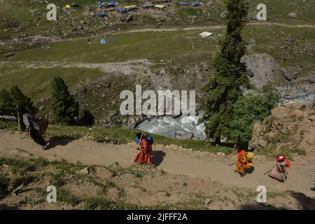 Dumail, Kashmir, India. 2nd luglio 2022. I pellegrini indù indiani camminano verso il santuario di Amarnath, durante il pellegrinaggio indù annuale vicino a Dumail, circa 128 chilometri a nord-est di Srinagar. Dopo un divario di due anni a causa della pandemia di coronavirus, un pellegrinaggio indù di 43 giorni è iniziato a Kashmir VALLry in mezzo a accordi di sicurezza senza precedenti. Il governo stima che un milione di indù provenienti da tutta l'India parteciperanno all'evento con nella regione restive. (Credit Image: © Saqib Majeed/SOPA Images via ZUMA Press Wire) Foto Stock