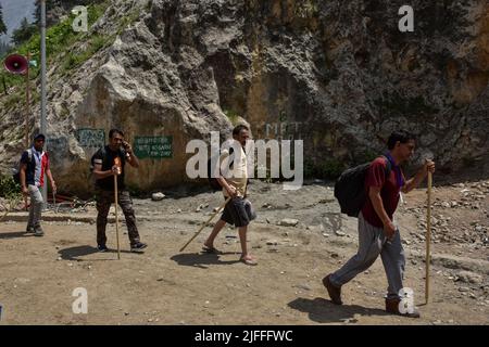 Dumail, Kashmir, India. 2nd luglio 2022. I pellegrini indù indiani camminano verso il santuario di Amarnath, durante il pellegrinaggio indù annuale vicino a Dumail, circa 128 chilometri a nord-est di Srinagar. Dopo un divario di due anni a causa della pandemia di coronavirus, un pellegrinaggio indù di 43 giorni è iniziato a Kashmir VALLry in mezzo a accordi di sicurezza senza precedenti. Il governo stima che un milione di indù provenienti da tutta l'India parteciperanno all'evento con nella regione restive. (Credit Image: © Saqib Majeed/SOPA Images via ZUMA Press Wire) Foto Stock