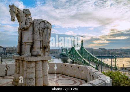 Budapest, Ungheria - 5 aprile 2022: Ponte della libertà al mattino Foto Stock
