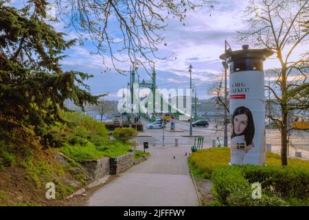 Budapest, Ungheria - 5 aprile 2022: Ponte della libertà al mattino Foto Stock