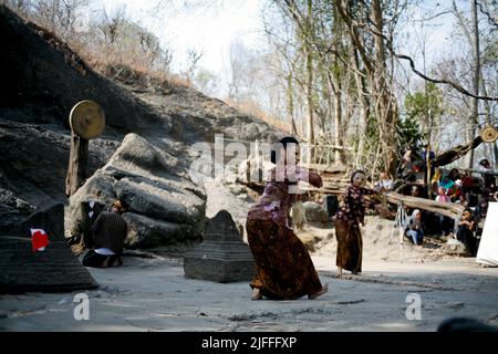 Danzatore tradizionale maschera in esecuzione nella grotta Selomangleng Keiri, Eastjava, Indonesia Foto Stock