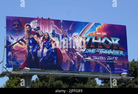 Los Angeles, California, USA 29th Giugno 2022 una visione generale dell'atmosfera di Marvel Studios Thor Love e Thunder Billboard il 29 Giugno 2022 a Los Angeles, California, USA. Foto di Barry King/Alamy Stock Foto Foto Stock