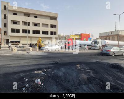 Tripoli, Libia. 2nd luglio 2022. I detriti sono visti su una strada dopo le proteste a Tajoura, Tripoli orientale, Libia, il 2 luglio 2022. Venerdì sono scoppiate proteste in diverse città libiche per la situazione di stallo politico del paese, con manifestanti che chiedevano la dissoluzione di tutti gli organi politici esistenti e che si tenevano le elezioni presidenziali e parlamentari in Il più presto possibile. Credit: Amza Turkia/Xinhua/Alamy Live News Foto Stock