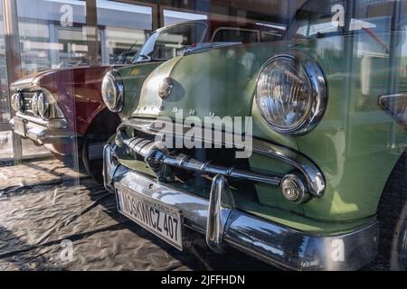 Moskvitch 407 automobili su una mostra permanente di auto classiche su una stazione di benzina Moya su una superstrada S8 vicino Rawa Mazowiecka, Polonia Foto Stock