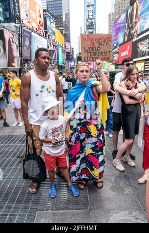 New York, Stati Uniti. 02nd luglio 2022. Centinaia di attivisti, sostenitori e ucraino-americani hanno organizzato un raduno contro l'invasione russa in Ucraina a Times Square a New York il 2 luglio 2022. Molti tenevano e si avvolgevano in bandiere ucraine. Al Rally hanno partecipato il Console Generale dell'Ucraina a New York Oleksii Holubov e l'Ambasciatore lettone presso le Nazioni Unite Janis Karklins. La coppia interrazziale Inna Iaremenko dalla città Ucraina di Sumy, suo marito Thomas Brown ed il loro figlio di 7 anni Talon partecipano al raduno. (Foto di Lev Radin/Sipa USA) Credit: Sipa USA/Alamy Live News Foto Stock