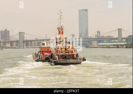 DUMBO, Brooklyn, New York: Paesaggio con la vista sul ponte di Brooklyn, East River, New York City e FDNY Boat Foto Stock