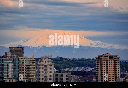 Panorama dello skyline del centro di Seattle con il Monte Rainier al tramonto visto dal Kerry Park di Seattle, Washington Foto Stock