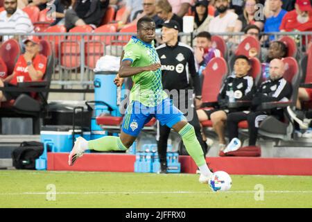 Toronto, Ontario, Canada. 2nd luglio 2022. Nouhou Tolo (5) in azione durante la partita MLS tra il Toronto FC e il Seattle Sounders FC al BMO Field di Toronto. Il gioco si è concluso nel 2-0 per il Seattle Sounders FC. (Credit Image: © Angel Marchini/ZUMA Press Wire) Credit: ZUMA Press, Inc./Alamy Live News Foto Stock