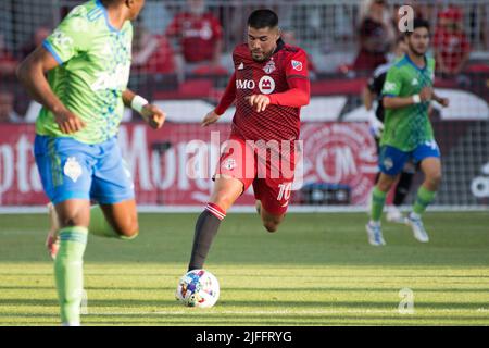 Toronto, Ontario, Canada. 2nd luglio 2022. Alejandro Pozuelo (10) in azione durante la partita MLS tra il Toronto FC e il Seattle Sounders FC al BMO Field di Toronto. Il gioco si è concluso nel 2-0 per il Seattle Sounders FC. (Credit Image: © Angel Marchini/ZUMA Press Wire) Credit: ZUMA Press, Inc./Alamy Live News Foto Stock