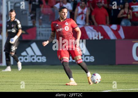 Toronto, Ontario, Canada. 2nd luglio 2022. Carlos Salcedo (3 in azione durante la partita MLS tra il Toronto FC e il Seattle Sounders FC al BMO Field di Toronto. Il gioco si è concluso nel 2-0 per il Seattle Sounders FC. (Credit Image: © Angel Marchini/ZUMA Press Wire) Credit: ZUMA Press, Inc./Alamy Live News Foto Stock