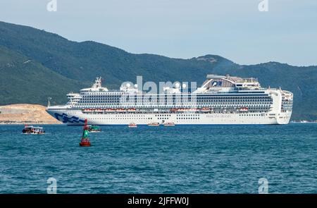 Nha Trang, Vietnam - 05 febbraio 2019: Nave da crociera 'Principessa Diamond' nel Mar Cinese Meridionale. Sullo sfondo delle montagne. Foto Stock