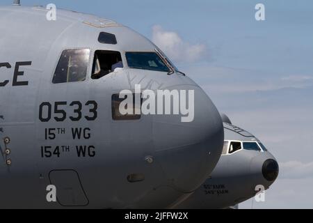 Le cabine di un Boeing C17 Globemaster III (anteriore) e di un jet di rifornimento della petroliera McDonnell Douglas KC-10 Extender (dietro) presso la base aerea di Yokota, Fussa, Tokyo, Giappone Foto Stock