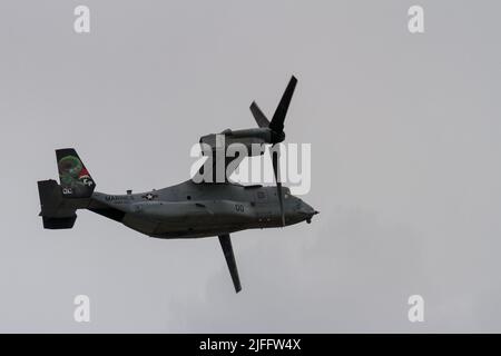 Un velivolo Bell Boeing MV22 Osprey con il Marine Medium Tiltrotor Squadron 265 (VMM-265) del corpo Marino degli Stati Uniti che vola vicino a NAF Atsugi, Giappone Foto Stock