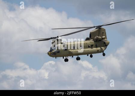 Un Boeing CH 47 Chinook elicottero con l'esercito Unito che vola a Yokota Airbase, Fussa, Tokyo, Giappone. Foto Stock