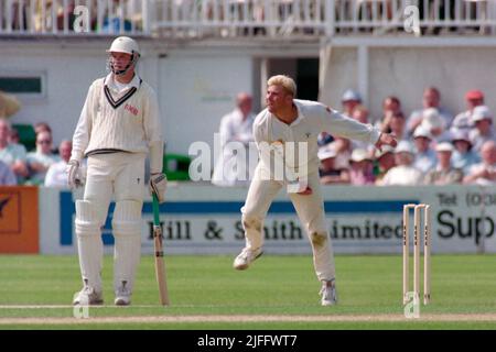 Shane Warne (Australia) bowling, Graeme Hick la pastella non-colpisce, Tour Match, Worcestershire vs Australiani, New Road, Worcester, Regno Unito, dal 5th al 7th maggio 1993 Foto Stock