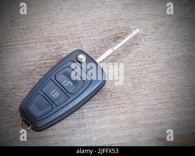 Chiave dell'auto da vicino su un vecchio sfondo in legno Foto Stock
