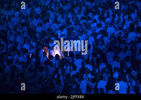 2022-07-03 00:14:39 AMSTERDAM - pubblico bianco-vestito durante la sensazione nella Johan Cruijff Arena. Dopo cinque anni, l'iconica festa di danza è tornata allo stadio di calcio di Amsterdam. ANP JEROEN JUMELET olanda OUT - belgio OUT Foto Stock