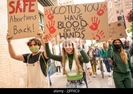 Berkeley, Stati Uniti. 02nd luglio 2022. Pro Choice manifestanti marzo nel centro di Berkeley tenendo cartelli durante la manifestazione contro le corti Supreme recente decisione di rovesciare Roe Vs. Wade. I manifestanti di tutte le età e di tutti i generi, dimostrano contro la recente decisione di ribaltare Roe contro Wade. Discorsi e canti sono stati espressi durante la passeggiata di 2 miglia dal centro alla University of Berkeley. Molte auto e persone che guardavano erano a sostegno dei manifestanti. Credit: SOPA Images Limited/Alamy Live News Foto Stock