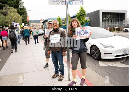 Berkeley, Stati Uniti. 02nd luglio 2022. I manifestanti Pro Choice nel centro di Berkeley detengono cartelli durante la manifestazione contro le corti Supreme recente decisione di rovesci Roe Vs. Wade. I manifestanti di tutte le età e di tutti i generi, dimostrano contro la recente decisione di ribaltare Roe contro Wade. Discorsi e canti sono stati espressi durante la passeggiata di 2 miglia dal centro alla University of Berkeley. Molte auto e persone che guardavano erano a sostegno dei manifestanti. (Foto di Pat Mazzera/SOPA Images/Sipa USA) Credit: Sipa USA/Alamy Live News Foto Stock