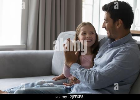 Felice figlia che dà alto cinque ad amorevole papà Foto Stock