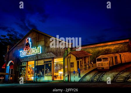 Il Rail Mall, situato lungo Upper Bukit Timah Road, è costituito da file di negozi pre-bellici che ora vengono convertiti in negozi al dettaglio. Foto Stock