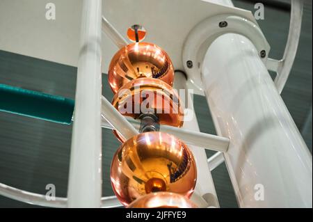 La cupola in rame lucido viene sottoposta a test in laboratorio di impianti Foto Stock