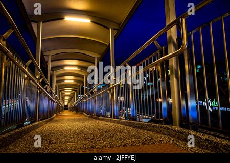 Ponte sospeso accanto al Rail Mall situato lungo Upper Bukit Timah Road. Foto Stock