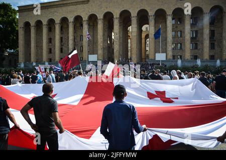 Tbilisi, Georgia. 02nd luglio 2022. I manifestanti omofobici, hanno una bandiera georgiana durante una manifestazione contro LGBTQ PRIDE.a un rally anti LGBTQ è stato organizzato sono stati violenti, gruppi omofobici riuniti di fronte al parlamento, protestando contro il giorno dell'orgoglio. Il giorno dell'orgoglio era programmato in un altro luogo privato. Credit: SOPA Images Limited/Alamy Live News Foto Stock