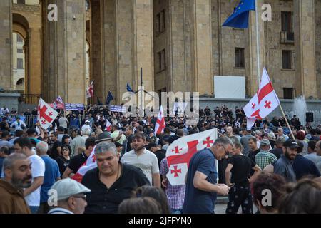 Tbilisi, Georgia. 02nd luglio 2022. I manifestanti omofobici, riuniti davanti al parlamento di Tbilisi, durante una manifestazione contro LGBTQ PRIDE.a un rally anti LGBTQ è stato organizzato un violento, gruppi omofobici riuniti di fronte al parlamento, protestando contro il giorno dell'orgoglio. Il giorno dell'orgoglio era programmato in un altro luogo privato. Credit: SOPA Images Limited/Alamy Live News Foto Stock