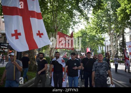 Tbilisi, Georgia. 02nd luglio 2022. I manifestanti omofobici marciano per le strade di Tbilisi, durante una manifestazione contro LGBTQ PRIDE.a un rally anti LGBTQ è stato organizzato un violento gruppo omofobico riunito di fronte al parlamento, protestando contro il giorno dell'orgoglio. Il giorno dell'orgoglio era programmato in un altro luogo privato. Credit: SOPA Images Limited/Alamy Live News Foto Stock