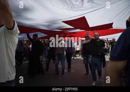 Tbilisi, Georgia. 02nd luglio 2022. I manifestanti omofobici marciano per le strade di Tbilisi, durante una manifestazione contro LGBTQ PRIDE.a un rally anti LGBTQ è stato organizzato un violento gruppo omofobico riunito di fronte al parlamento, protestando contro il giorno dell'orgoglio. Il giorno dell'orgoglio era programmato in un altro luogo privato. Credit: SOPA Images Limited/Alamy Live News Foto Stock