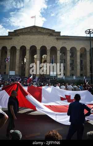 Tbilisi, Georgia. 02nd luglio 2022. I manifestanti omofobici, hanno una bandiera georgiana durante una manifestazione contro LGBTQ PRIDE.a un rally anti LGBTQ è stato organizzato sono stati violenti, gruppi omofobici riuniti di fronte al parlamento, protestando contro il giorno dell'orgoglio. Il giorno dell'orgoglio era programmato in un altro luogo privato. Credit: SOPA Images Limited/Alamy Live News Foto Stock