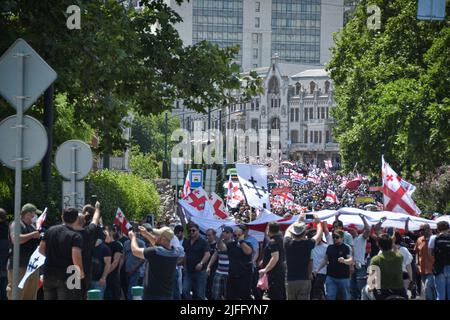 Tbilisi, Georgia. 02nd luglio 2022. I manifestanti omofobi si dirigono verso l'edificio patriarcato con bandiere durante una manifestazione contro l'orgoglio.un rally anti LGBTQ è stato organizzato sono stati violenti, gruppi omofobi riuniti di fronte al parlamento, protestando contro il giorno dell'orgoglio. Il giorno dell'orgoglio era programmato in un altro luogo privato. Credit: SOPA Images Limited/Alamy Live News Foto Stock