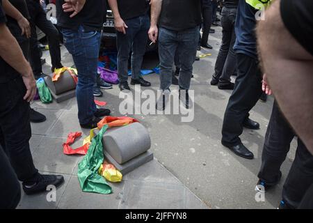 Tbilisi, Georgia. 02nd luglio 2022. I manifestanti omofobici strappano la bandiera LGBTQ durante una dimostrazione contro LGBTQ PRIDE.a un rally anti LGBTQ è stato organizzato sono stati violenti, gruppi omofobici riuniti di fronte al parlamento, protestando contro il giorno di orgoglio. Il giorno dell'orgoglio era programmato in un altro luogo privato. Credit: SOPA Images Limited/Alamy Live News Foto Stock