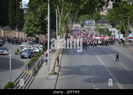 Tbilisi, Georgia. 02nd luglio 2022. I manifestanti omofobi si dirigono verso l'edificio patriarcato con bandiere durante una manifestazione contro l'orgoglio.un rally anti LGBTQ è stato organizzato sono stati violenti, gruppi omofobi riuniti di fronte al parlamento, protestando contro il giorno dell'orgoglio. Il giorno dell'orgoglio era programmato in un altro luogo privato. Credit: SOPA Images Limited/Alamy Live News Foto Stock