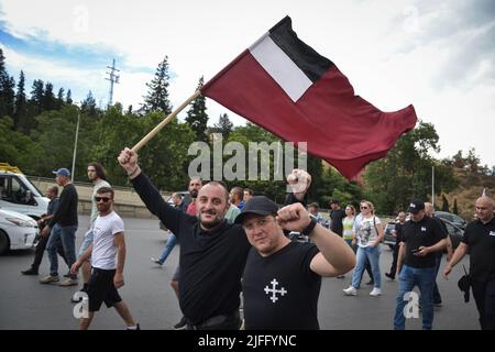 Tbilisi, Georgia. 02nd luglio 2022. I manifestanti omofobici marciano per le strade di Tbilisi, durante una manifestazione contro LGBTQ PRIDE.a un rally anti LGBTQ è stato organizzato un violento gruppo omofobico riunito di fronte al parlamento, protestando contro il giorno dell'orgoglio. Il giorno dell'orgoglio era programmato in un altro luogo privato. Credit: SOPA Images Limited/Alamy Live News Foto Stock