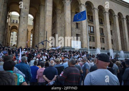 Tbilisi, Georgia. 02nd luglio 2022. I manifestanti omofobici, riuniti davanti al parlamento di Tbilisi, durante una manifestazione contro LGBTQ PRIDE.a un rally anti LGBTQ è stato organizzato un violento, gruppi omofobici riuniti di fronte al parlamento, protestando contro il giorno dell'orgoglio. Il giorno dell'orgoglio era programmato in un altro luogo privato. Credit: SOPA Images Limited/Alamy Live News Foto Stock