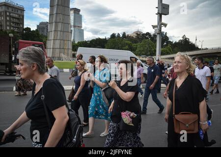 Tbilisi, Georgia. 02nd luglio 2022. I manifestanti omofobici marciano per le strade di Tbilisi, durante una manifestazione contro LGBTQ PRIDE.a un rally anti LGBTQ è stato organizzato un violento gruppo omofobico riunito di fronte al parlamento, protestando contro il giorno dell'orgoglio. Il giorno dell'orgoglio era programmato in un altro luogo privato. Credit: SOPA Images Limited/Alamy Live News Foto Stock