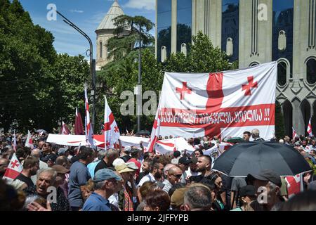 Tbilisi, Georgia. 02nd luglio 2022. Una bandiera georgiana è vista con la scritta "prima Georgia” durante una manifestazione contro il giorno dell'orgoglio.un rally anti LGBTQ è stato organizzato sono stati violenti, gruppi omofobici riuniti di fronte al parlamento, protestando contro il giorno dell'orgoglio. Il giorno dell'orgoglio era programmato in un altro luogo privato. Credit: SOPA Images Limited/Alamy Live News Foto Stock