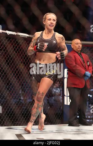 LAS VEGAS, NV - 2 LUGLIO: Jessica-Rose Clark si prepara a combattere Julija Stoliarenko nel loro Bantamweight Bout femminile alla UFC 276 alla T-Mobile Arena il 2 luglio 2022 a Las Vegas, Nevada, Stati Uniti.(Foto di Alejandro Salazar/PxImages) Foto Stock