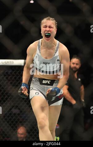 LAS VEGAS, NV - LUGLIO 2: Julija Stoliarenko celebra la sua vittoria su Jessica-Rose Clark nel loro Bantamweight Bout femminile alla UFC 276 alla T-Mobile Arena il 2 luglio 2022 a Las Vegas, Nevada, Stati Uniti.(Foto di Alejandro Salazar/PxImages) Foto Stock