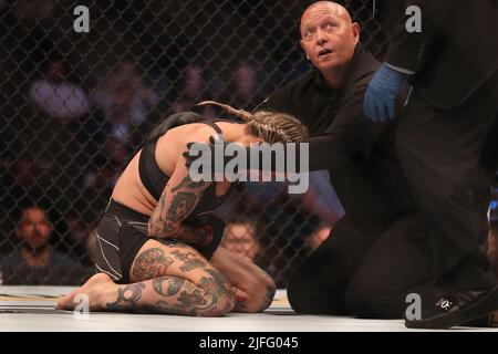 LAS VEGAS, NV - 2 LUGLIO: Jessica-Rose Clark reagisce alla sua perdita a Julija Stoliarenko nel loro Bantamweight Bout femminile alla UFC 276 alla T-Mobile Arena il 2 luglio 2022 a Las Vegas, Nevada, Stati Uniti.(Foto di Alejandro Salazar/PxImages) Foto Stock