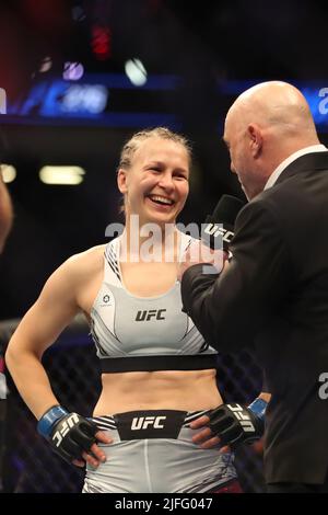 LAS VEGAS, NV - LUGLIO 2: Julija Stoliarenko celebra la sua vittoria su Jessica-Rose Clark nel loro Bantamweight Bout femminile alla UFC 276 alla T-Mobile Arena il 2 luglio 2022 a Las Vegas, Nevada, Stati Uniti.(Foto di Alejandro Salazar/PxImages) Foto Stock