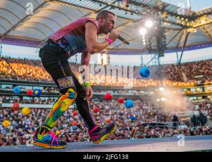 02 luglio 2022, Hessen, Francoforte sul meno: Chris Martin, voce, pianoforte, chitarra ritmica, è sul palco. Il gruppo rock Coldplay ha tenuto un concerto presso il 'Deutsche Bank Park'. E' il primo concerto in Germania del 'Musum of the Spheres World Tour'. Foto: Andreas Arnold/dpa - ATTENZIONE: Solo per uso editoriale in relazione alla copertura della band Coldplay Foto Stock