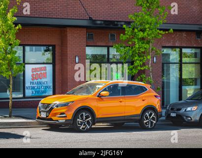 Popolare nuovo incrocio di auto offroad parcheggiato su una strada. Colore arancione metallizzato SUV giapponese Nissan X-Trail, trazione 4x4 All Wheel-Giugno 24,2022-Vancouver BC Foto Stock