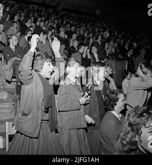 Tommy Steele. L'intrattenitore inglese è considerato il primo idolo e rock and roll star della Gran Bretagna. Nato nel dicembre 17 1936. Foto scattata quando si esibì a Stoccolma Svezia nell'aprile 19 1958. Il pubblico è visibilmente uscito. Foto Stock