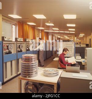 Ingegneria informatica nel 1960s. Un interno del governo svedese per l'impiego che gestisce le informazioni con i computer, e IBM System 360 con unità per leggere i datatapes e terminali per inserire e registrare le informazioni. Un'immagine come questa rappresenta i primi passi verso la società digitale dove le persone sono diventate numeri di previdenza sociale. IBM System 360 è stato spesso visto nella serie televisiva americana Mad Men. Immagine scattata 1966. ref CV16-5 Foto Stock