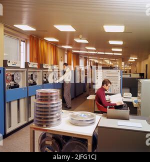 Ingegneria informatica nel 1960s. Un interno del governo svedese per l'impiego che gestisce le informazioni con i computer, e IBM System 360 con unità per leggere i datatapes e terminali per inserire e registrare le informazioni. Un'immagine come questa rappresenta i primi passi verso la società digitale dove le persone sono diventate numeri di previdenza sociale. IBM System 360 è stato spesso visto nella serie televisiva americana Mad Men. Immagine scattata 1966. ref CV16-9 Foto Stock